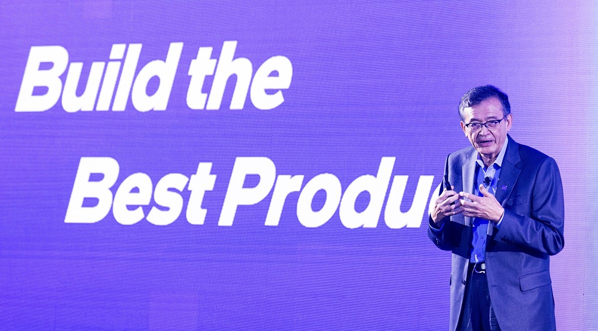 Intel slides after CEO struggles to show turnaround on track